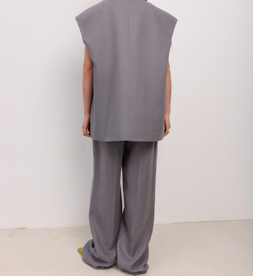 BAZHANE Linen pants on a medium fit with arrows graphite
