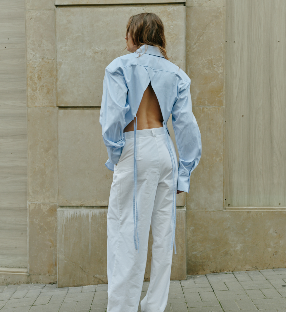 Рубашка HAVRY с открытой спиной и акцентным плечом light blue