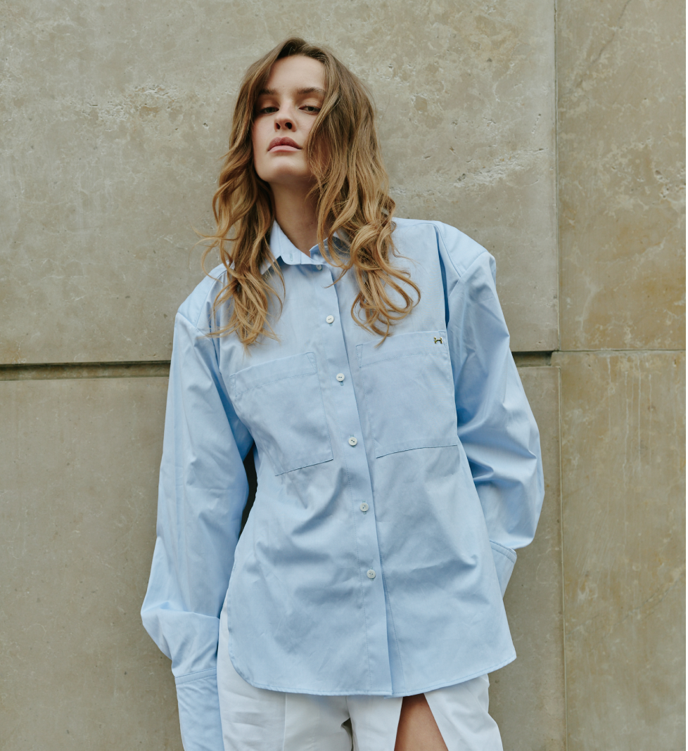 Рубашка HAVRY с открытой спиной и акцентным плечом light blue