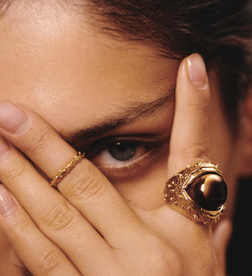 JEWERLY LAB K13 Chestnut ring in brass plated with 24 karat gold plating and tiger eye fruit / tiger eye 22.86 ct