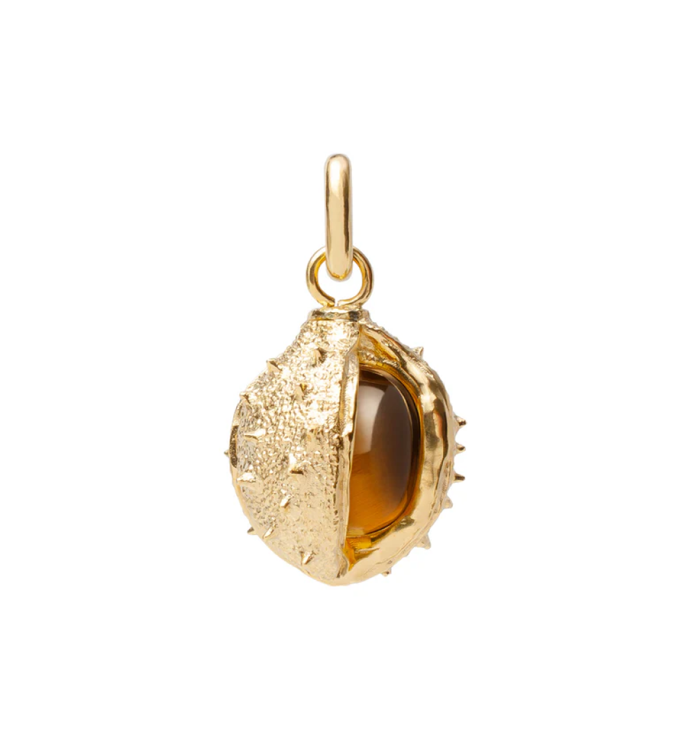 JEWERLY LAB K28 Chestnut pendant in brass plated with 24 karat gold plating and tiger eye fruit / diameter 20 mm / tiger eye 10.52 ct