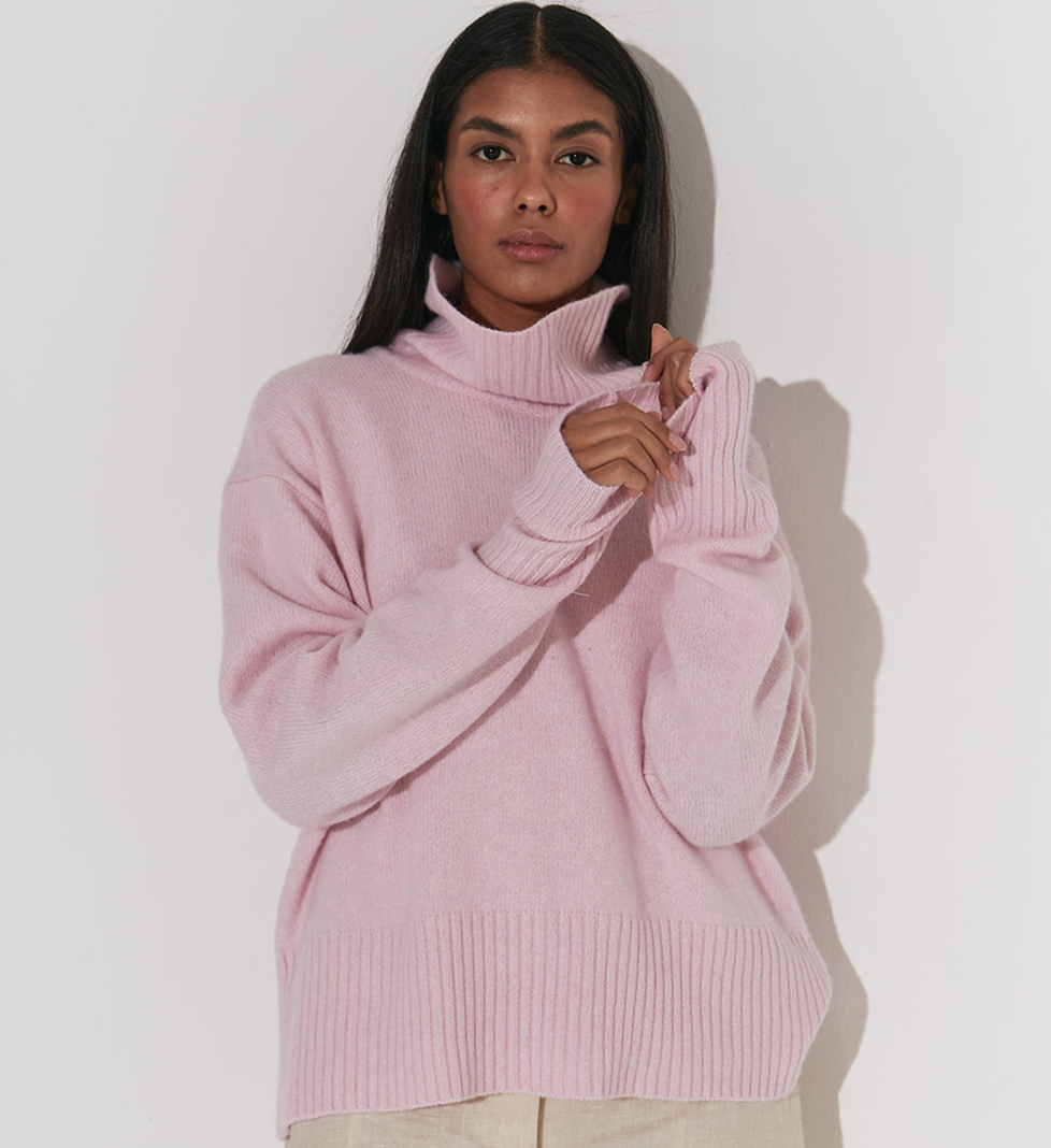 Keenly pink sweater with high collar, extra soft cashmere and wool