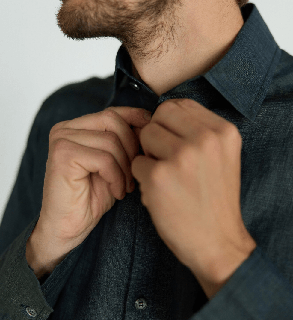 the SUIT MAN Linen shirt emerald green