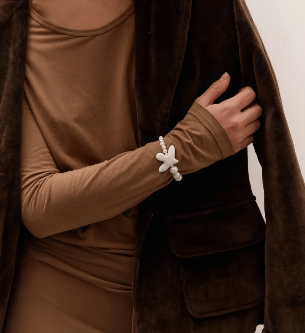 TSVITE TEREN MYRNI Bracelet with two types of pearls and a bird in golden