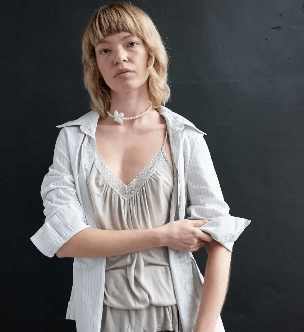 TSVITE TEREN MYRNI necklace with medium pearls and a bird in silver