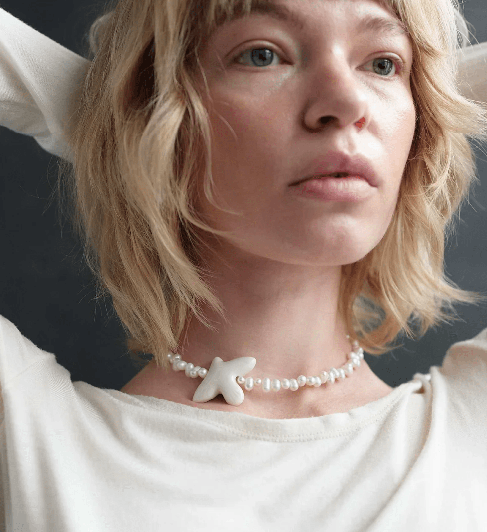 TSVITE TEREN MYRNI Necklace with figure pearls and a bird in golden